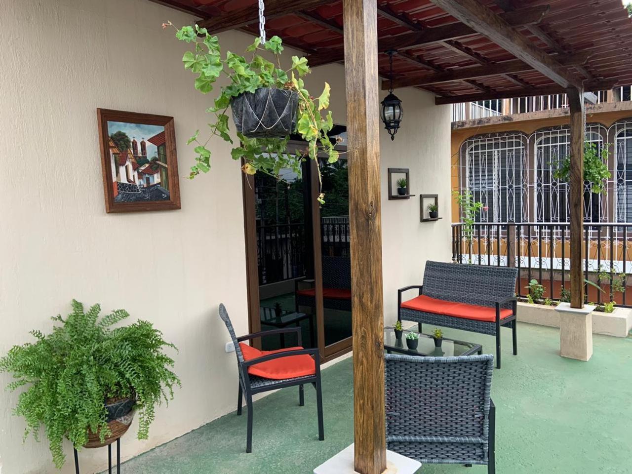El Meson De Los Abuelitos Retalhuleu Exterior photo